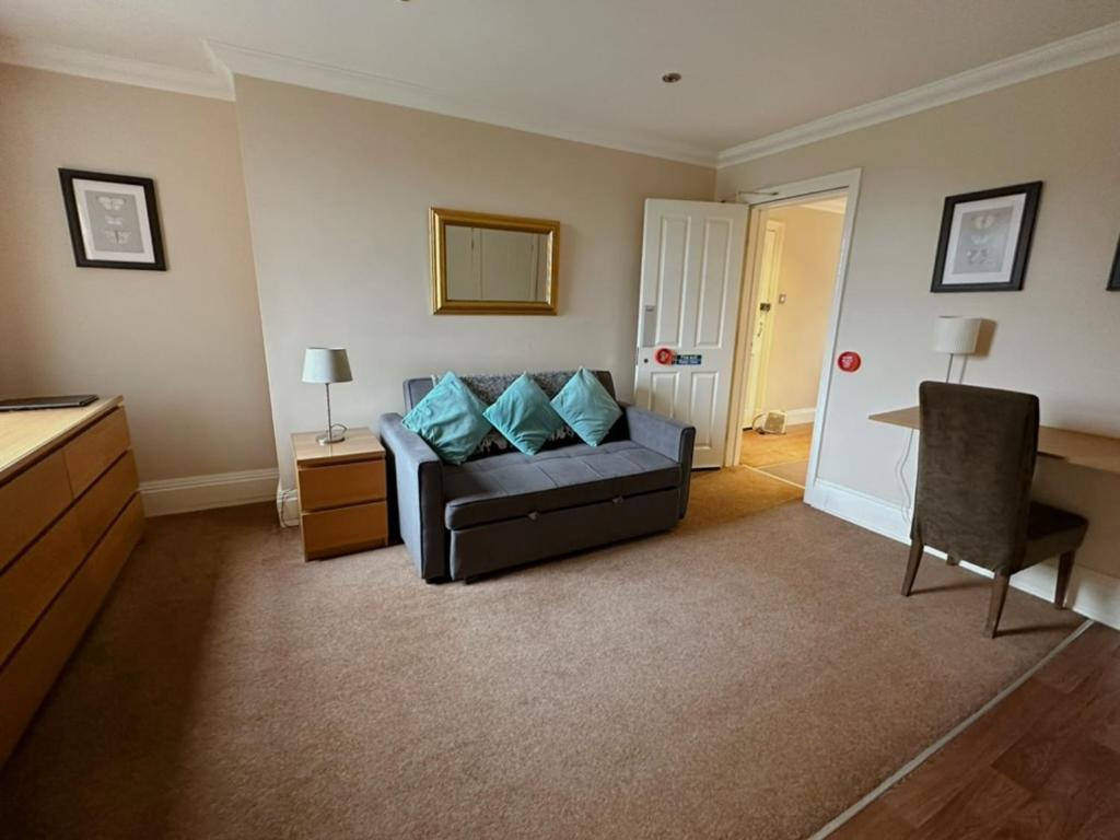 Cheshire Hospitality Ltd Trading As Lennox Lea Studios And Apartments Sale Dış mekan fotoğraf