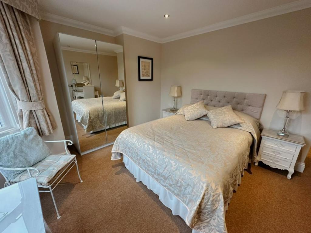 Cheshire Hospitality Ltd Trading As Lennox Lea Studios And Apartments Sale Dış mekan fotoğraf